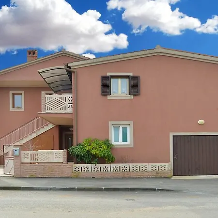 아파트 Pina 2018 풀라