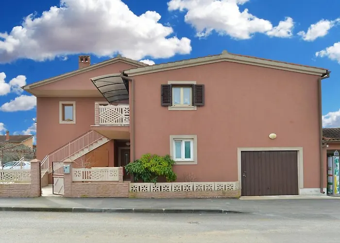 아파트 Pina 2018 풀라